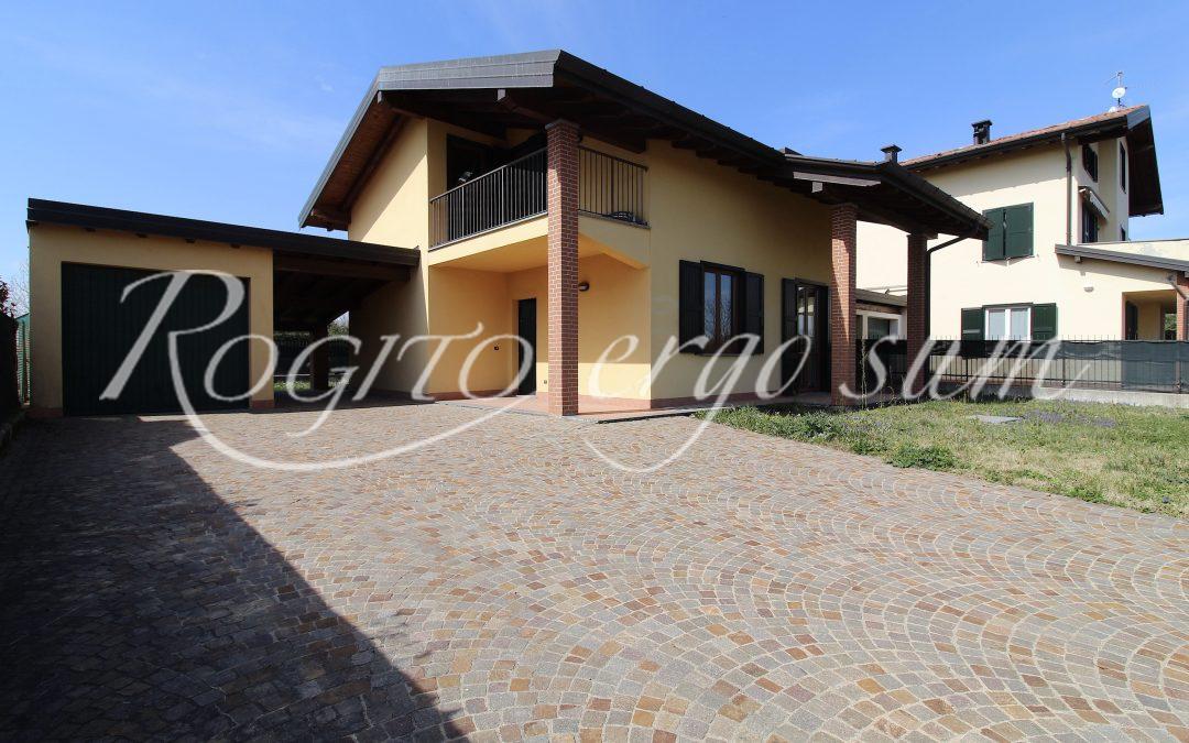 Morazzone – Villa Bifamiliare con box e giardino privato