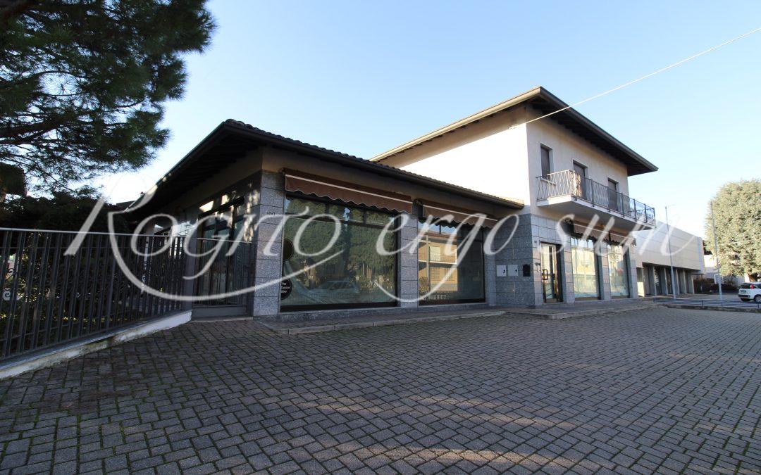 Castiglione Olona – Negozio con due appartamenti, capannone e parcheggi