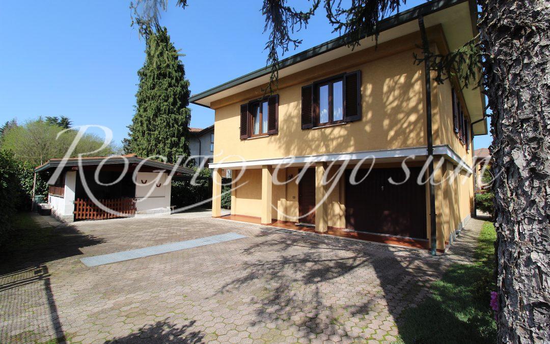 Buguggiate – Casa indipendente con due appartamenti box e giardino