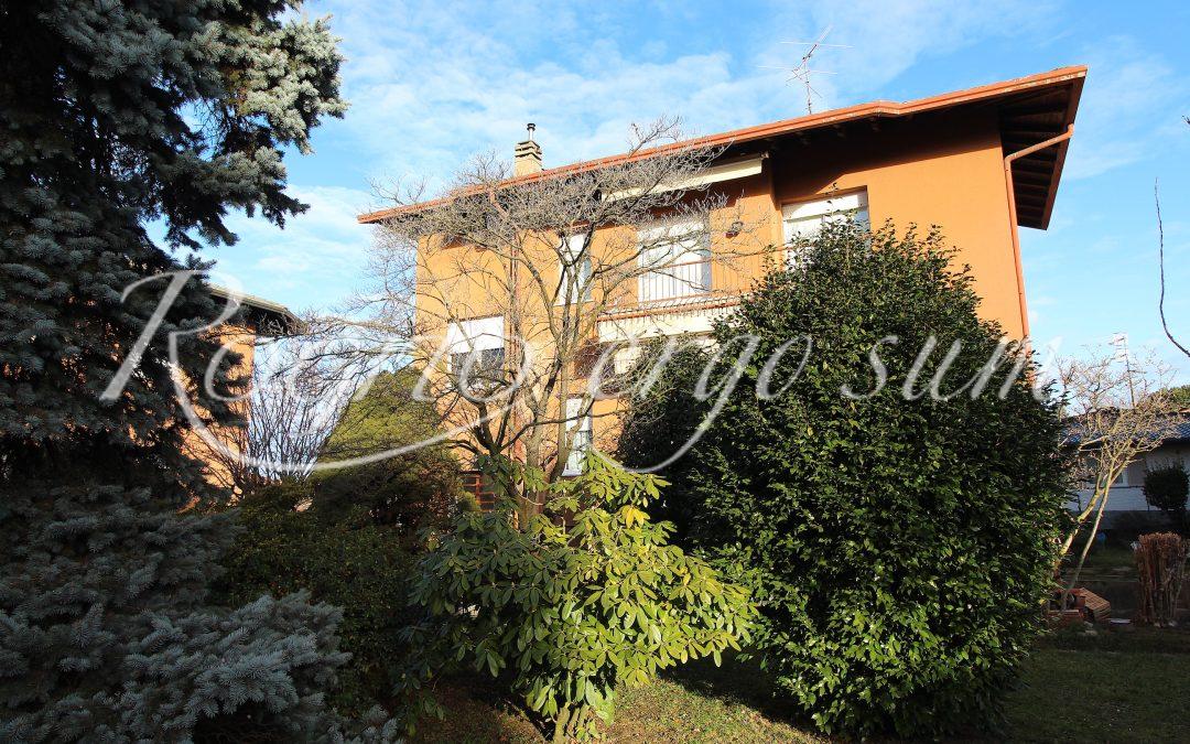 Castronno – Trilocale con doppi servizi e box