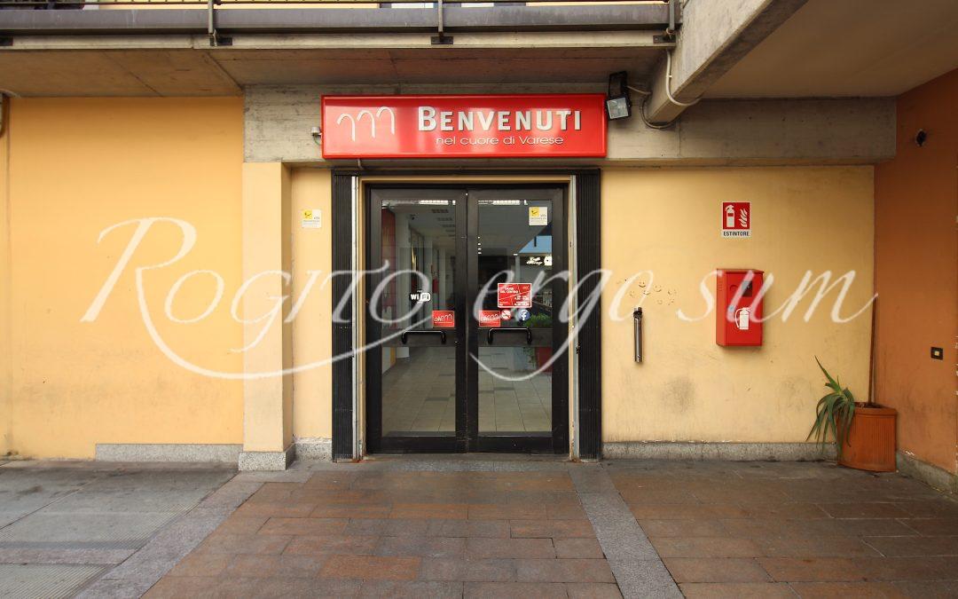 Varese – Negozio uso investimento con due posti auto