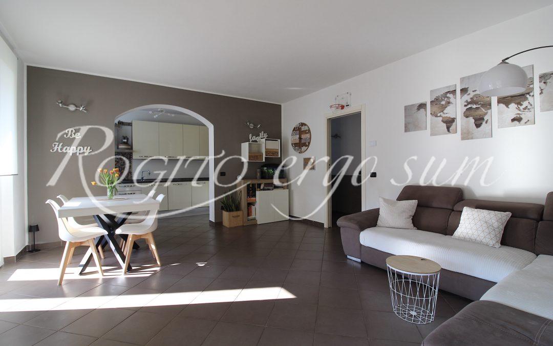 Varese – Trilocale con giardino privato, due box e cantina